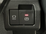 【オートブレーキホールド・電子パーキング】ホールド機能がONになっている状態でクルマが停止すると自動でブレーキが作動!知らずうちにブレーキが緩んでしまった時、運転で足が疲れた時などに役立ちます♪