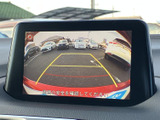 画面に後方の様子と目安線が表示され、駐車時の周囲確認をサポート。車庫入れや狭い場所での切り返しなど、日常の駐車を心強く助けてくれます。