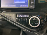【オートエアコン】一度お好みの温度に設定すれば、車内の温度を検知し風量や温度を自動で調整。暑い&hellip;寒い&hellip;と何度もスイッチ操作をする必要はありません。快適な車内空間には必須の機能ですね♪