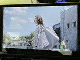 画面でテレビ映像を楽しめる装備です。停車中の待ち時間などに映像を視聴でき、車内で過ごすひとときにも活用いただけます。視聴時は停車してご利用ください。