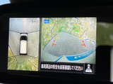 後方の映像に加えて車両周辺を上から見た表示も確認でき、駐車時の周囲確認をサポートします。画面上のガイド表示もあり、後退時に障害物との距離感をつかみやすく、安全確認に役立ちます。