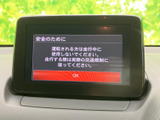 ナビやオーディオの案内を画面で確認でき、日々の移動をサポートします。起動時には安全に関する注意も表示され、画面を見やすい位置に配置しています。