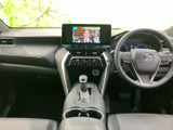 運転席まわりは各スイッチや表示部が見渡しやすく、前方の視界もすっきりと確保されています。ゆとりあるシートと落ち着いた色合いで、毎日の移動も心地よくお過ごしいただけます。