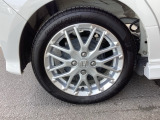 純正アルミホイールです。足元が引き立つので、車全体のイメージがアップしますよ!