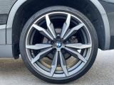 BMWならではの卓越した走りを支えるホイールと足回りです!日本車の走りに慣れている方にもぜひ体感して頂きたいほど、高いレベルでまとまっています!純正20インチアルミホイール。