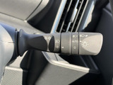 操作感の良いウインカーレバーで、スムーズな車線変更や右左折をサポート。直感的な操作で、安全な運転をサポートします。