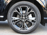 ★右前タイヤ★19インチアルミホイールを装着!タイヤ詳細 235/55R19インチでタイヤの溝は、7mmございます。