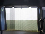 ◆スクリーンサンシェード◆リアドアに装備されています。日差しを和らげ、プライバシーの保護にも役立ちます。後部座席にお子様を乗車させるときも、ゆっくりお昼寝できます♪