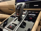 911由来のセンターコンソールデザイン。各種スイッチが整然と並んでおります。