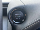 スマートキーを携帯していればキーを取り出さずにドアを施錠&解錠。クルマの始動も可能です。