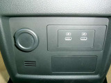 センター足元にUSB電源とシガーソケット電源がございます。