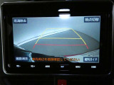 バックガイドモニター付き。車両後方の映像をナビ画面に表示し、駐車などの後退操作をサポートします。