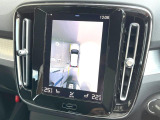 【360&deg;ビューカメラ】4台の高解像度カメラで360度の鳥瞰図を表示。隣の車や壁、死角にある障害物などを画面で確認できるため、狭いスペースでの駐車・出入りも安心です。
