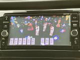イラスト付きの表示で、画面上の情報を確認しやすい仕様です。メニュー操作で表示内容を選べるため、車内で必要な情報へアクセスする際に役立ちます。