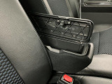 【フロントセンターアームレスト(ボックス付き)】運転席と助手席の間には、小物が収納できるボックス付のアームレストが装備!必要な物をぱっと取り出せて車内もスッキリです♪