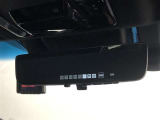 【デジタルインナーミラー(前後方録画機能付)】車両後方カメラの映像をインナーミラー内のディスプレイに表示。切り替えレバーを操作し、鏡面ミラーへ切り替えも可能です。走行中のドラレコ機能も付いています!
