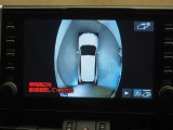 パノラミックビューモニター付きです。車両を上から見たような映像をディスプレイオーディオ画面に表示。運転席からの目視だけでは見にくい、車両周辺の状況をリアルタイムでしっかり確認できます。