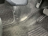 運転席左側のカーペットに擦れた跡があります。