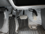 運転席足元も汚れが少なく、大変きれいな状態に仕上がっております。サイドブレーキはペダル式です。