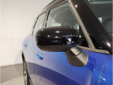 ドアミラーにはLEDウインカーが埋め込まれており、対向車からの視認性を高めております。
