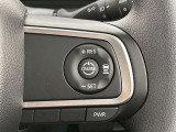 前方の車との車間を設定し、スピードを上げたり緩めたりを自動で行ってくれる追尾式の「レーダークルーズ」。上級装備の一つです!高級車にしかつかない嬉しい機能です。