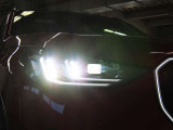 先進のLEDテクノロジーを採用。照射される白色光の周波特性は太陽に近く、バイ・キセノン・ヘッドライトを上回るコントラストでさらに明るく輝きます。