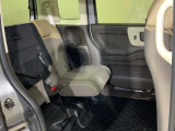 後席をはね上げれば、「もうひとつの荷室」が生まれます。