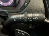 運転席ハンドル部の右横でライトをON/OFFでき、オートライトにも設定可能です。