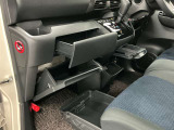 【グローブボックス】車検証や保険証、保険関連書類、整備用グローブなどの必要書類・小物を、助手席から運転席へすぐに取り出せる場所に整理して保管できます。車内の小物整理に役立ちます!