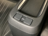 リアシート前のセンターコンソール部には、リア席用の充電可能なUSB端子が2個ついています。センターコンソールがトレイになるので、移動中の充電にも使えて便利です。