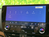FM・AMやテレビ、Bluetooth、USBなどの選択肢が画面上に並びます。使いたい音源を見つけやすく、日々の移動に合わせて活用できる装備です。