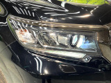 【LEDヘッドライト】悪天候や夜間走行時も良好な視界を確保し安心して運転できる高輝度LEDヘッドライトを装備!点灯速度が早く、消費電力も抑えられています。