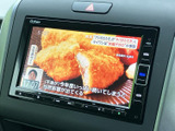 テレビ番組を画面で視聴でき、停車中の休憩時間にも楽しめます。画面内には番組情報が表示されており、車内で過ごす時間の気分転換にも活用いただけます。