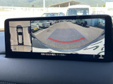 後方の映像に加え、周囲を上から見た表示も確認できるモニターです。駐車時に車両後方や周辺の状況を把握しやすく、狭い場所での切り返しや駐車をサポートします。