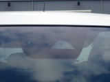 フロントカメラで前方の車両や歩行者等を検知。衝突しそうな時は衝突回避軽減ブレーキが作動、衝突回避をサポート。