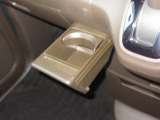 運転席と助手席の間にはドリンクホルダーがあります。取りやすい位置にありますからドライブも楽しくなりますね!