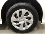 樹脂フルキャップ付き14インチスチールホイール(175/70R14)装着です。