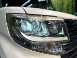 【LEDヘッドライト】悪天候や夜間走行時も良好な視界を確保し安心して運転できる高輝度LEDヘッドライトを装備!点灯速度が早く、消費電力も抑えられています。
