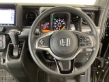 【ハンドル】運転にかかわる様々な操作を安全に行えるように視点移動が少なく操作性に配慮されたスイッチ類が凝縮されたコックピットです。