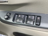 【電動格納ミラー】サイドミラーは電動格納式となっており、狭い駐車場でもキズがつくリスクを抑えられます。