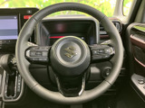 ステアリングには複数のスイッチがまとまり、運転姿勢を保ちながら必要な操作に手を伸ばしやすい配置です。メーターや周辺機器と合わせて、使う機能を確認しやすくなっています。