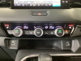 【左右独立オートエアコン】左右席で独立温度コントロールが可能です。運転席はキンキンに冷やして助手席はマイルドにと言った設定が可能です☆暑さ寒さでケンカすることもなくなりますね♪
