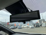 スマートルームミラー:車両後方のカメラ映像をミラー面に映し出すので、車内の状況や、天候などに影響されずいつでもクリアな後方視界が得られます。