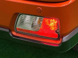 視認性に優れたリヤコンビネーションランプ(LEDテール&ストップランプ)で省電力・長寿命化を実現。