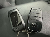 スマートキーをポケットやバッグに携帯していれば、キーを取り出すことなくドアハンドルを握り解錠、ドアハンドルのセンサーに触れるだけで施錠できます。