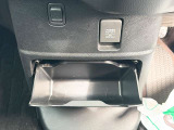 【オートライト】車外の明るさを検知して、自動的にヘッドライトを点灯してくれます♪トンネルを走行する際にも、自動的に点灯してくれて便利な装備の1つです♪