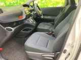 前席は視界を確保しやすいレイアウトで、運転席と助手席の空間にもゆとりがあります。シートは落ち着いた色合いで、乗り込んだ際にまとまりのある室内を感じていただけます。