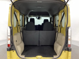 開口部も広く荷物の積み下ろしもしやすいお車となっております。4人乗りでも充分な荷室のスペースがあります。シートの背もたれは5:5の割合で分割して可倒できるので、長いお荷物などを載せることもできます。