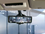 スマート・ルームミラー。ルームミラーに、リヤカメラの車両後方映像を表示。世界初の新技術で、荷物や人で見えづらかった後方視界がクリアに!