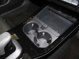 センターコンソールにカップホルダーを装備しております。
